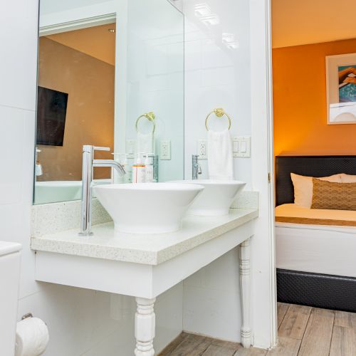 Oceanside Hotel + Suites
